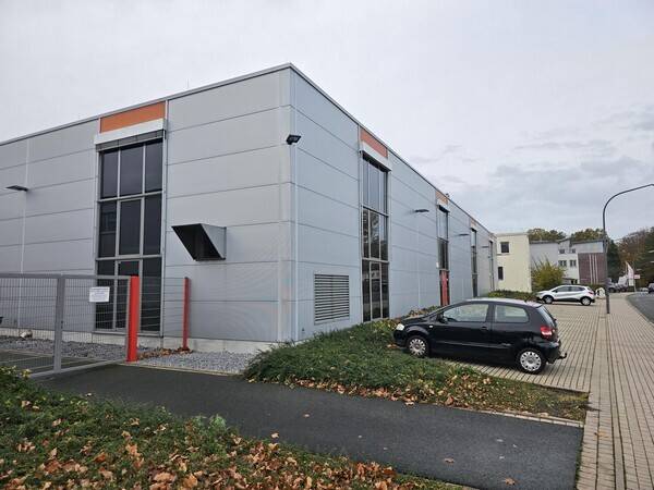 Gewerbeimmoblie mit Hallen- und Büroflächen zimmer