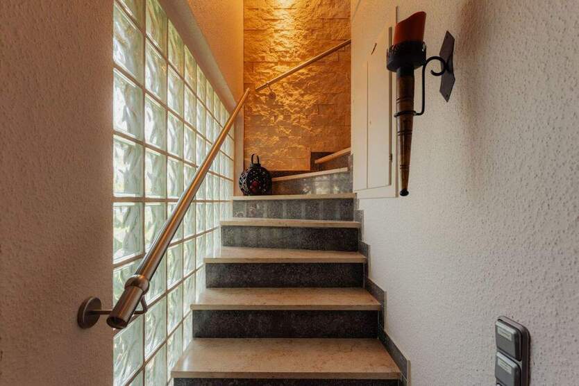 Doppelhaushälfte mit drei separaten Wohneinheiten im Grünen 7 zimmer