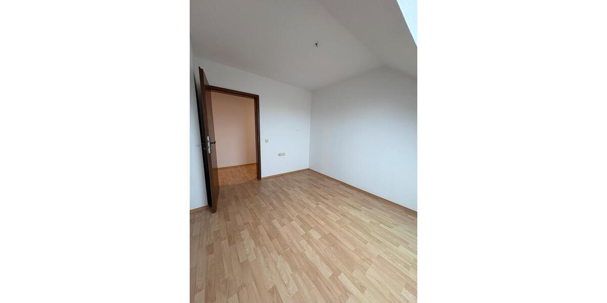 Dachgeschoßwohnung Rosbach vor der Höhe - 4.5 Zimmer, 105 m&sup2;, 1.050&euro; | Angebot:25310192