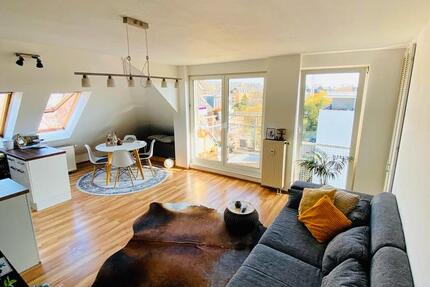 Moderne Dachgeschosswohnung mit Balkon und Küche 2 zimmer