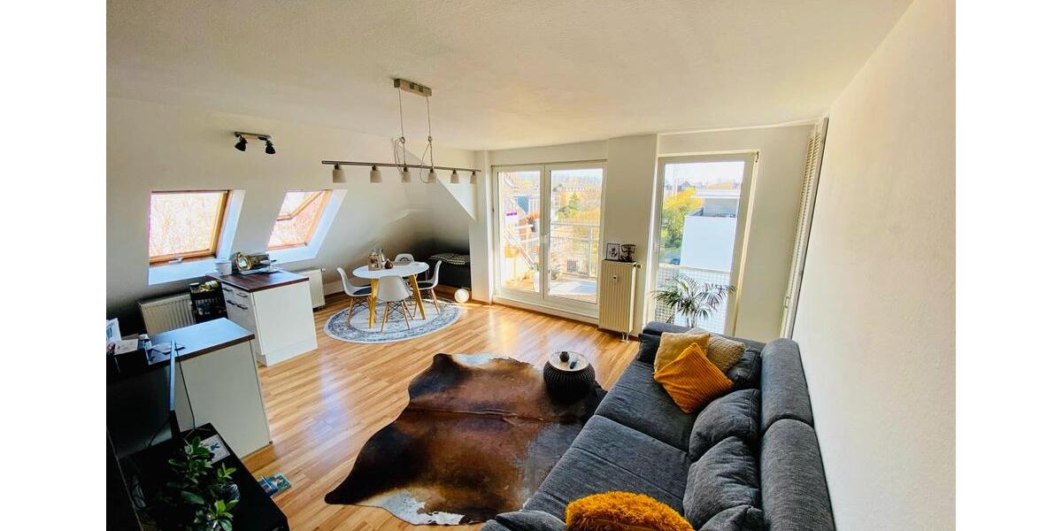 Moderne Dachgeschosswohnung mit Balkon und Küche 2 zimmer