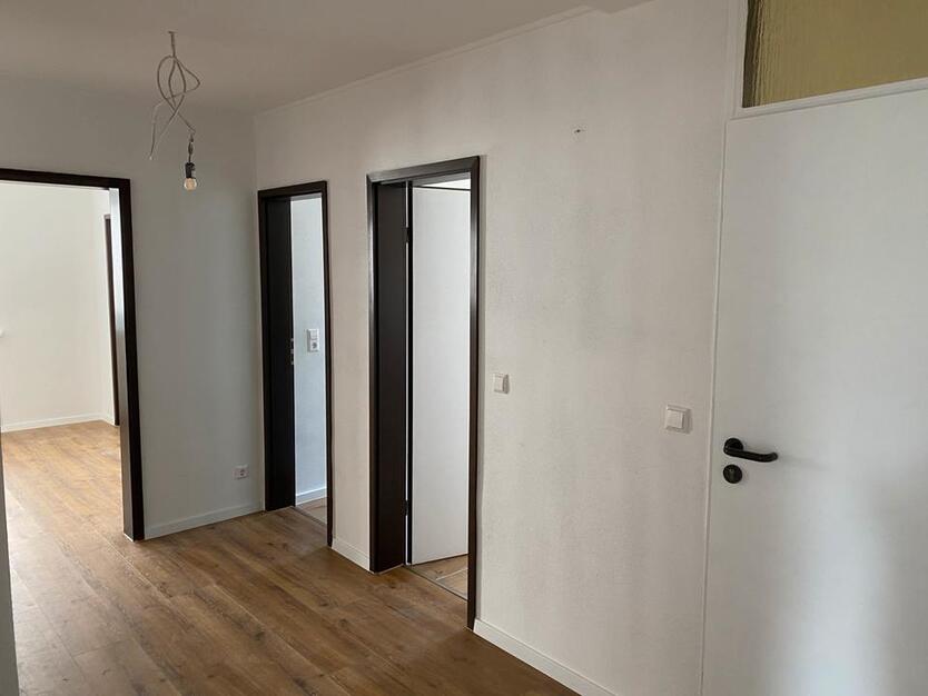Frisch renovierte 4 Zimmer Wohnung im Herzen von ESB
