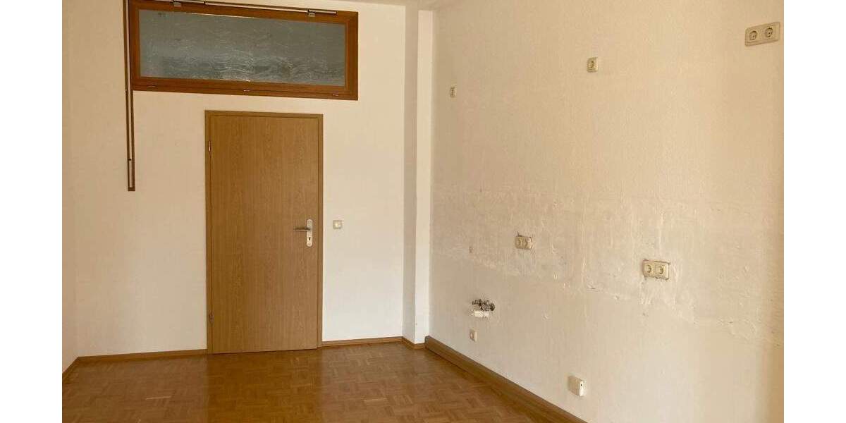 Großzügige 3-Zimmer mit Parkett, und offener Küche in zentraler Lage! EBK mgl. 3 zimmer