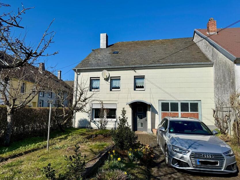 Wohnhaus mit Scheune, separater Wohnung und zwei Garagen