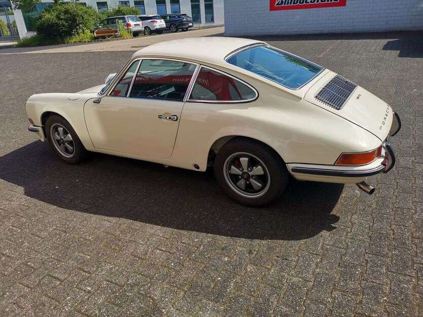 911