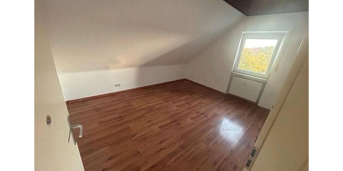 Dachgeschoßwohnung Bürstadt - 3 Zimmer, 90 m&sup2;, 850&euro; | Angebot:25172624