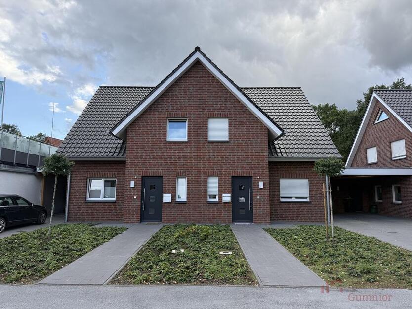 ImmobilieN GUMNIOR präsentiert *provisionsfrei*: Moderne Doppelhaushälfte in Emsbüren mit Garten und Carport