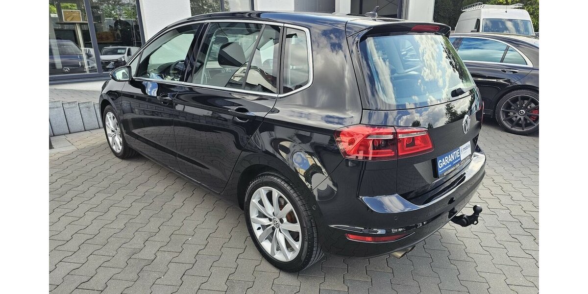 VW Golf Sportsvan 1.4 TSI Highline LEDER NAVI AHK 105.050 km 13.990 &euro; Löhne 32584