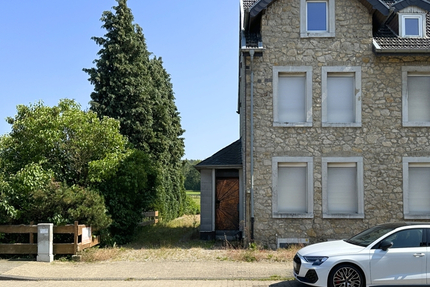 JÄSCHKE - Zweifamilienhaus mit großem Grundstück: Entwicklungschance in Stolberg Mausbach