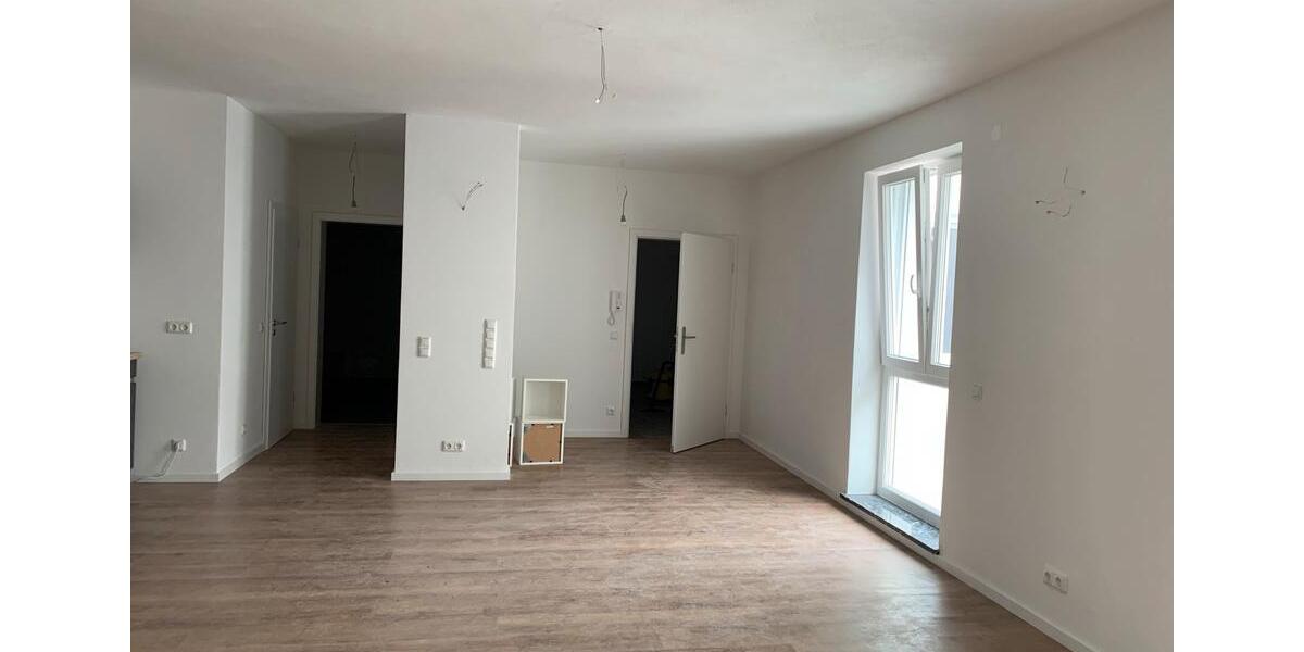 Etagenwohnung Neutraubling - 1 Zimmer, 110 m&sup2;, 1.350&euro; | Angebot:25172846