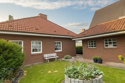 Walmdachbungalow in Marne - Stilvolles Wohnen mit Gartenblick und Wintergarten! - Haus Marne | Angebot:26835885
