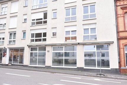 Moderne helle Büro Praxis Ladenfläche Erdgeschoß mit 4 TG Plätzen und Top Verkehrsanbindung