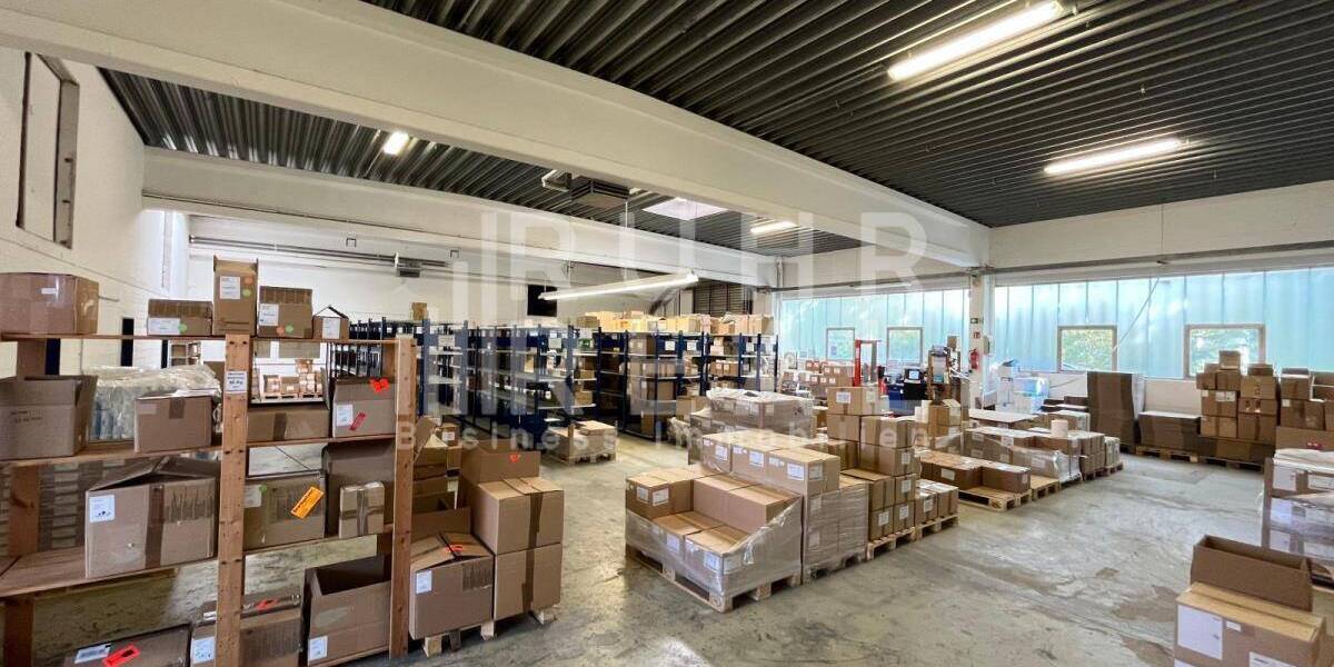 Lagerhalle | 2 Sektionaltore | moderne Büroflächen zimmer