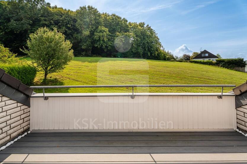 Großzügige Dachgeschoßwohnung mit Südterrasse und Blick ins Grüne in Lohmar.