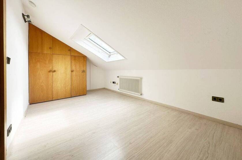 Außergewöhnliche 4,5 Zimmer Wohnung direkt am Feld mit Garage