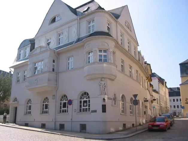 Imposantes Mehrfamilienhaus mit extra Grundstück 15 zimmer