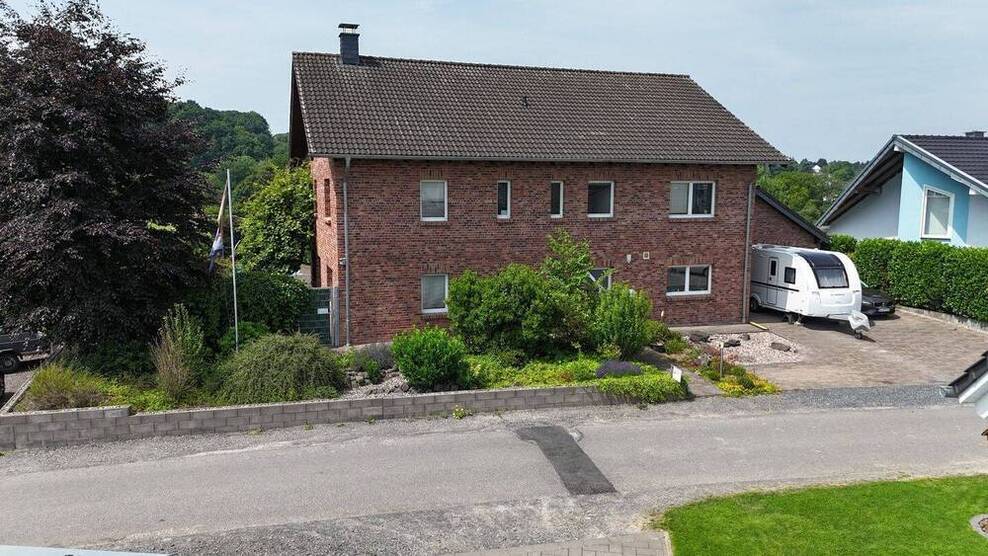 A+ Zweifamilienhaus mit Wärmepumpe, EinliegerWohnung(ca. 75 m²) separat vermietbar, XL-Garage & Pool