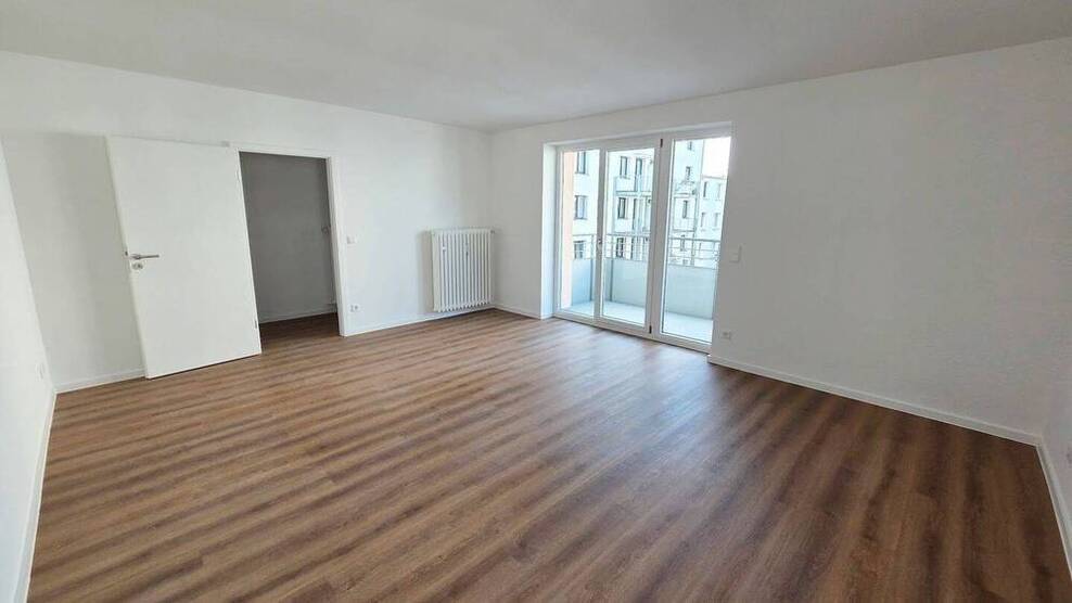 Frisches Wohngefühl! Modernisierte 3-Zimmer-Wohnung! Balkon, neues Bad, neuer Boden, Aufzug