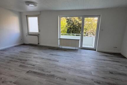 Schöne, frisch renovierte 3 ZKB - 80 m2 - EG mit Balkon