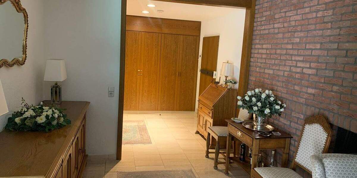 Großzügig Wohnung in bester Lage, komplett möbliert mit Tiefgarage und Aufzug! 3 zimmer