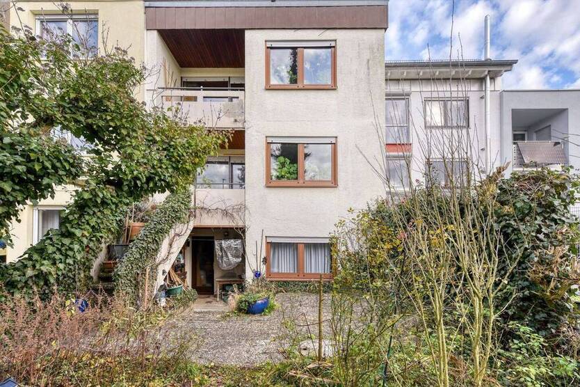 +++ sonnige SüdWest-Ausrichtung - idyllisch am Feld- & Waldrand - sanierungsbedürftiges 1-Fam.-RMH - inkl. Einzel-Ga...