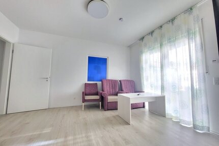 Helle Therapie- Büroräume mit kleiner Terrasse