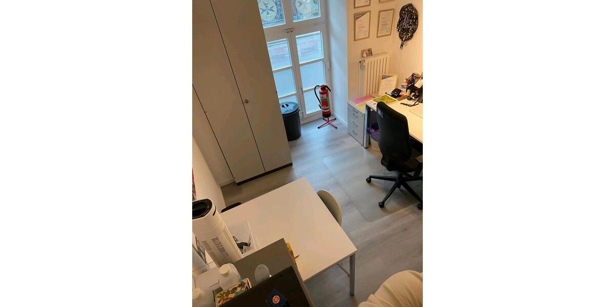 helle und geräumige PraxisBüro zimmer