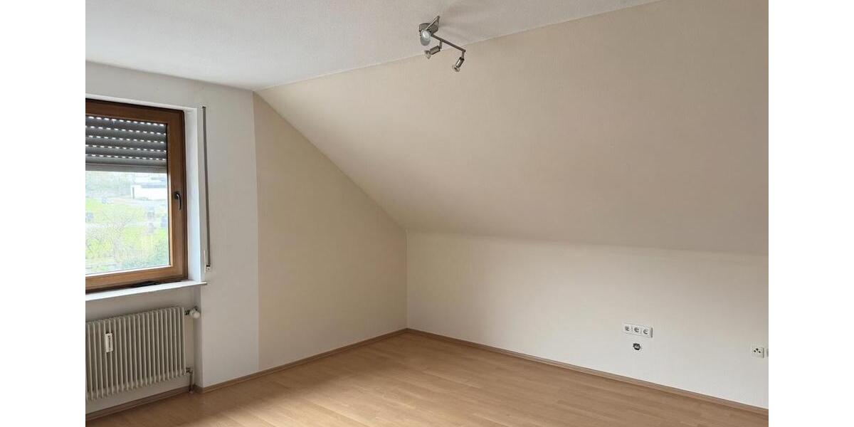 Dachgeschoßwohnung Bad Neustadt an der Saale - 4 Zimmer, 80 m&sup2;, 550&euro; | Angebot:26213373