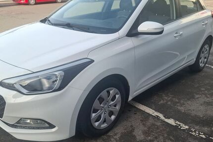 Hyundai i20 62.000 km 8.990 &euro; wuppertal 42277