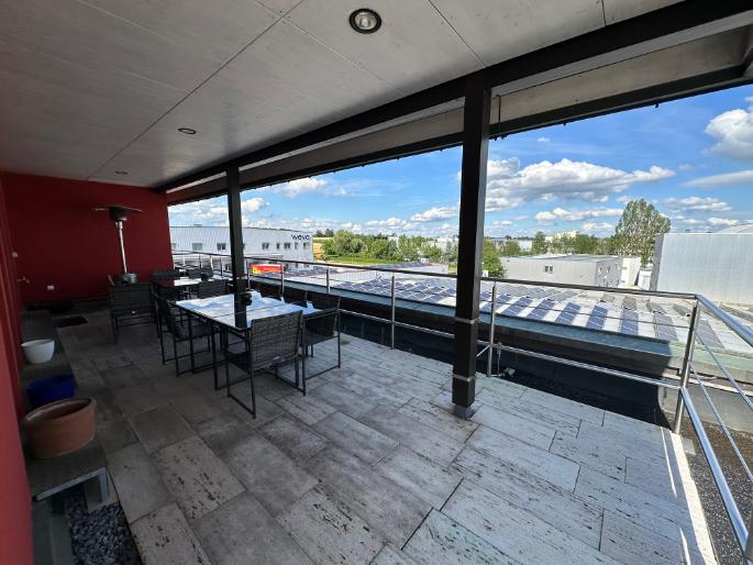 Penthouse-Büro mit Dachterrasse, Flughafenblick, komplett möbliert, sofort frei zimmer
