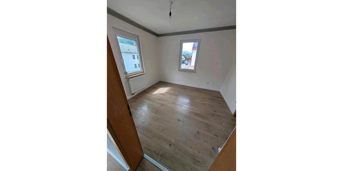 Etagenwohnung Lenningen - 7 Zimmer, 147 m&sup2;, 1.499&euro; | Angebot:26581342
