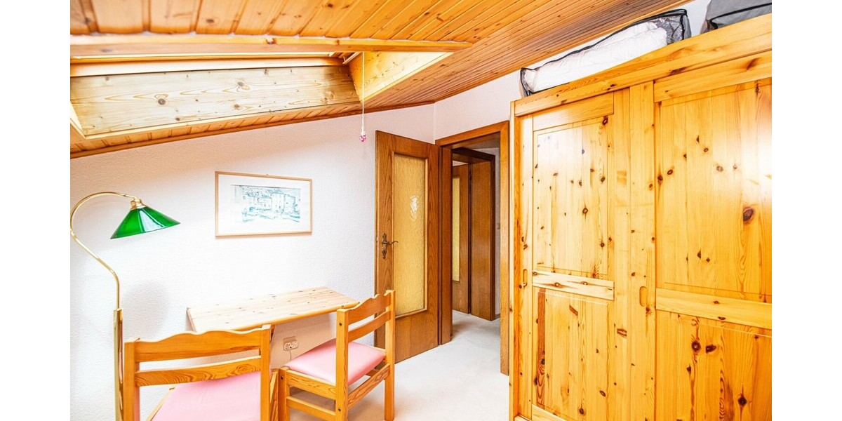 Gepflegtes Dachgeschoss mit Blick ins Grüne und Wohlfühlambiente - Dachgeschoßwohnung Neukirchen beim Heiligen Blut | Angebot:26770275