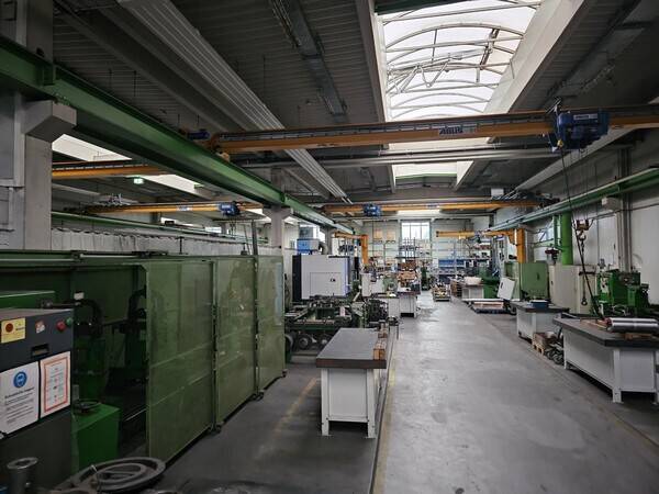 Gewerbeimmoblie mit Hallen- und Büroflächen zimmer