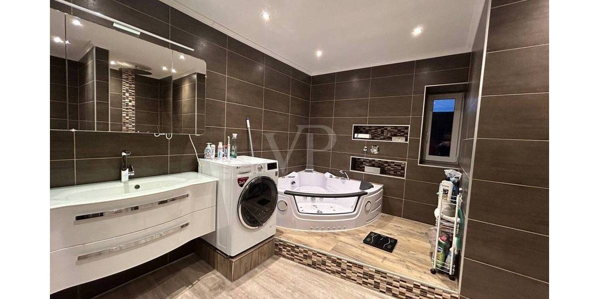 Etagenwohnung Velbert Mitte - 2 Zimmer, 92 m&sup2;, 185.000&euro; | Angebot:24033335