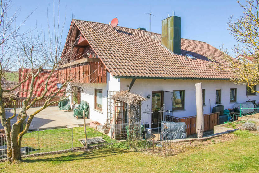 Klassisches Einfamilienhaus mit EinliegerWohnung, Doppelgarage und großem Garten in Altertheim