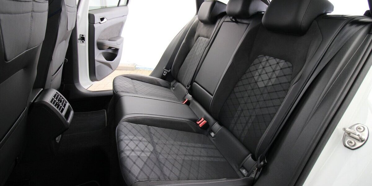 VW Golf VIII Variant 1.5 TSI R-Line LED+KAMERA+ACC 29.466 km 26.700 &euro; Hagenow 19230