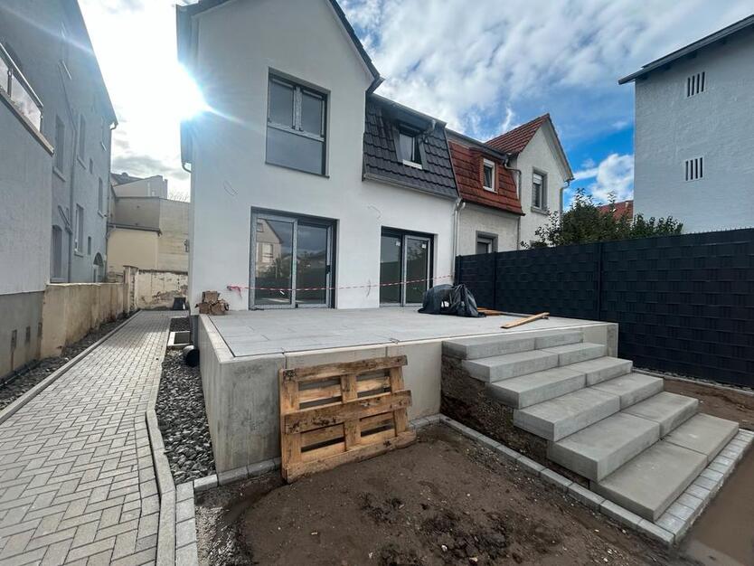 Haus mit Terasse,Garten,neue Einbauküche und eigene Privatparkplâ zimmer