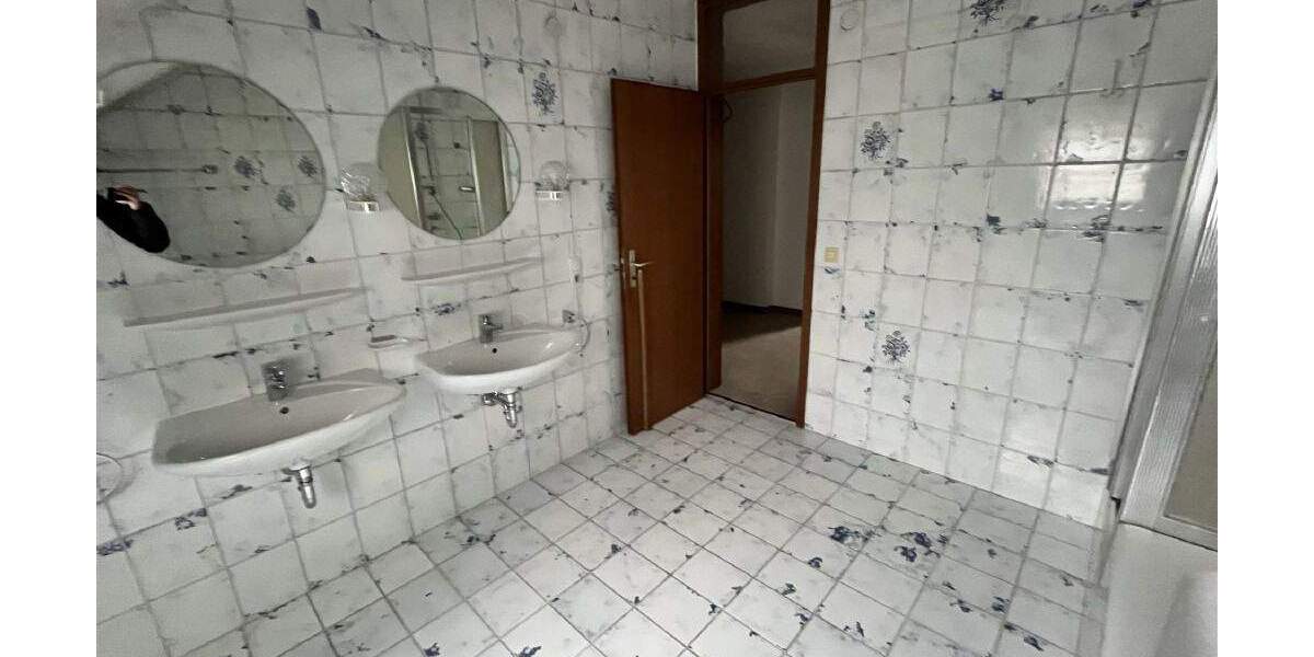 Großzügiges Dreifamilienhaus in aussichtsreicher Lage von Lauda - mit Blick ins Taubertal 1 zimmer