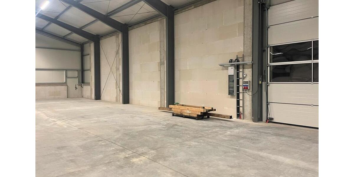 Moderne Gewerbehalle mit Büro und Lagerfläche – Neubau 2022 Halle zimmer