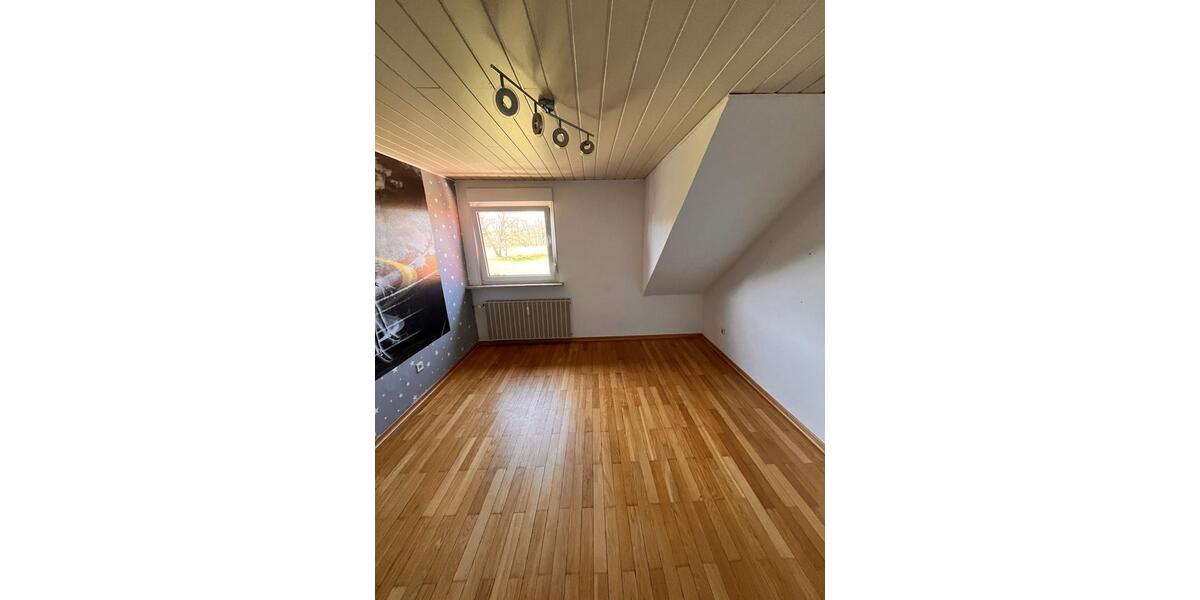 Dachgeschoßwohnung Edemissen - 4 Zimmer, 120 m&sup2;, 890&euro; | Angebot:26401437