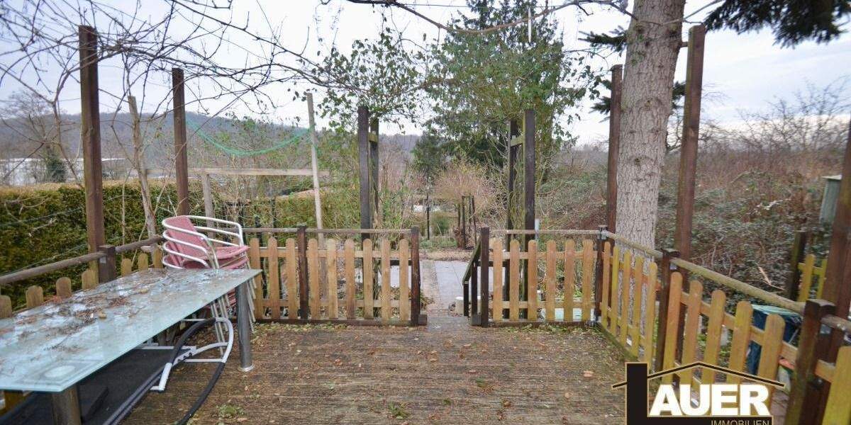 Doppelhaushälfte mit großem Garten in Saabrücken zu Verkaufen. 6 zimmer