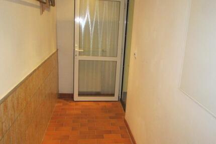 WOHNUNG MIT ,AUTOSTELLPLATZ ,KL GARTEN ÜBERD: SITZGELEGENHEIT zimmer