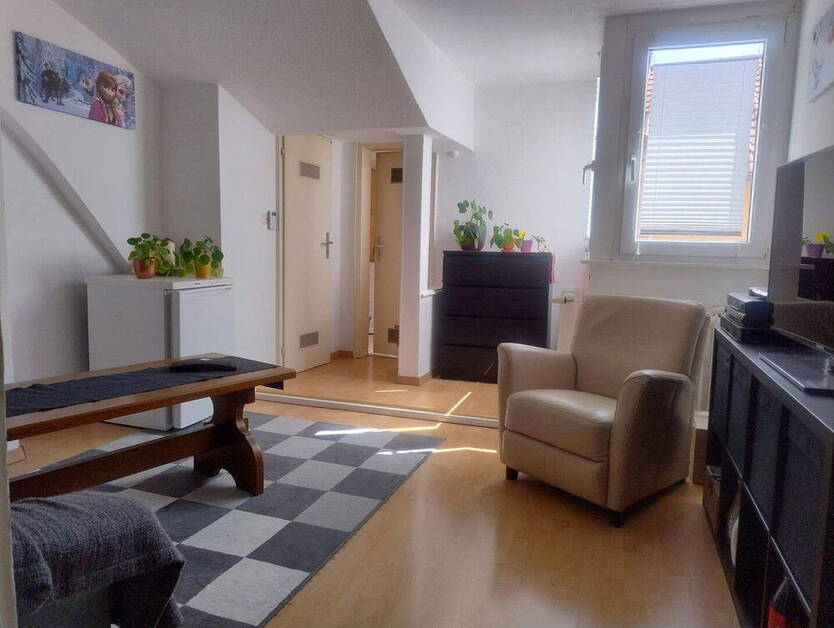 Für junge MieterStudenten - gemütliche Wohnung im 2. OG - Stadtmitte - auch als WG geeignet