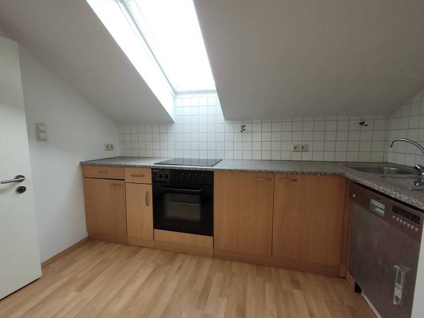 * Großzügig Wohnen * lichtdurchflutete 3 Zimmer-DG-Wohnung mit EINBAUKÜCHE in zentraler City-Lage *