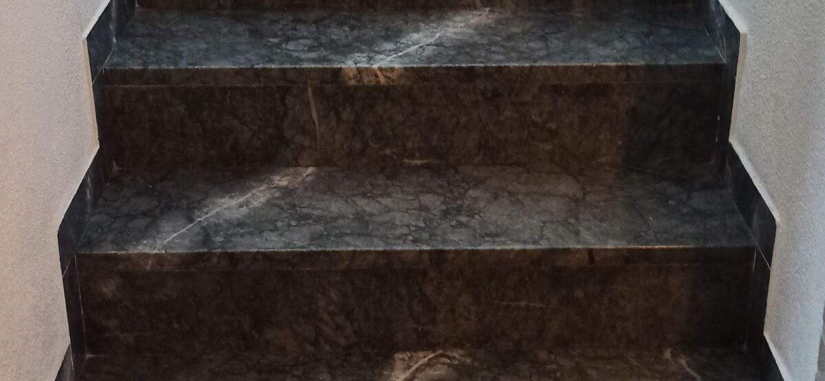 Freistehendes Einfamilienhaus mit Südwestlage, Ausbaupotenzial und mit 2 Garagen und 3 Außenparkplätze in Haunstetten zum Verkaufen! 6 zimmer