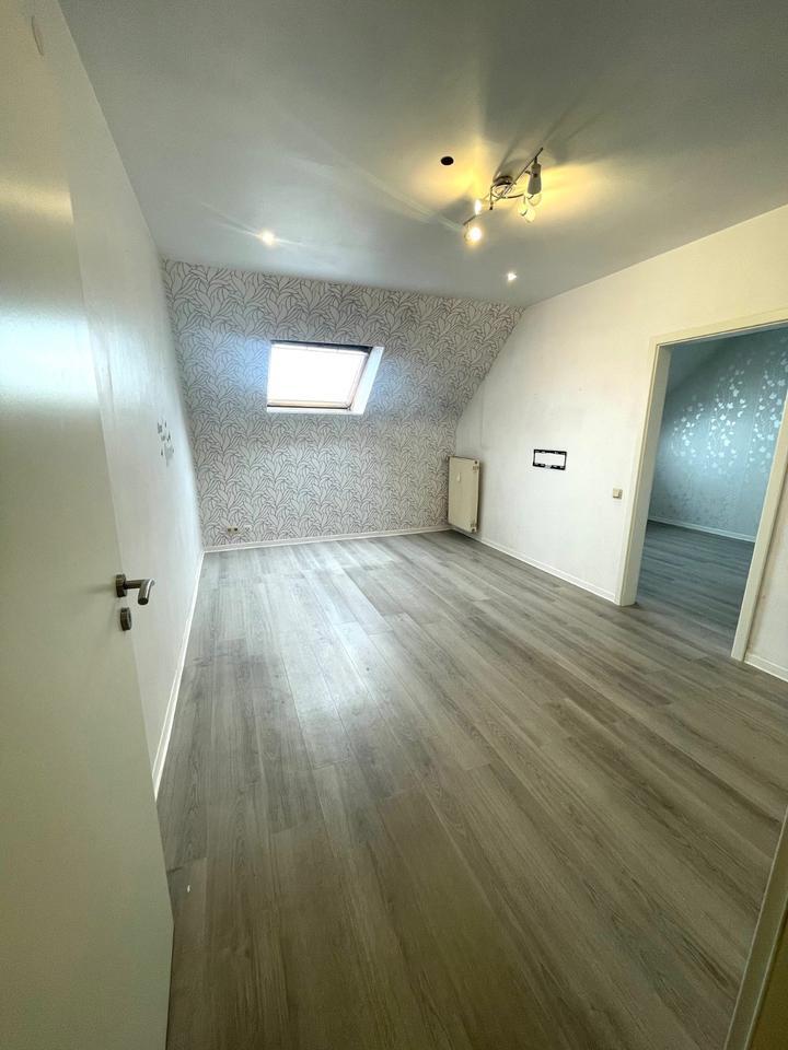 TOP renovierte 3-Zimmer-Dachgeschoss-Wohnung mit Stellplatz zimmer