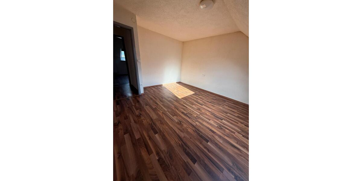 Dachgeschoßwohnung Ofterdingen - 5 Zimmer, 95 m&sup2;, 950&euro; | Angebot:26637754