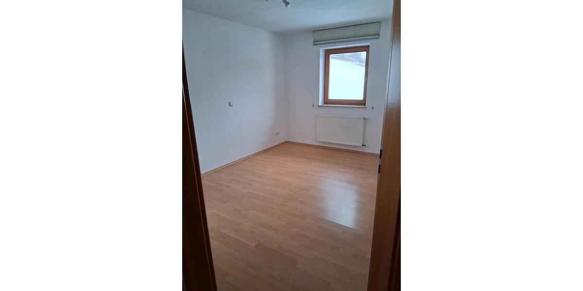 Etagenwohnung Lalling - 4 Zimmer, 100 m&sup2;, 900&euro; | Angebot:25172881