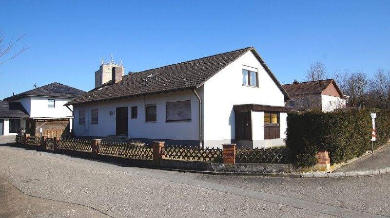 Einfamilienhaus Geiselhöring - 7 Zimmer, 177 m&sup2;, 225.000&euro; | Angebot:25428197