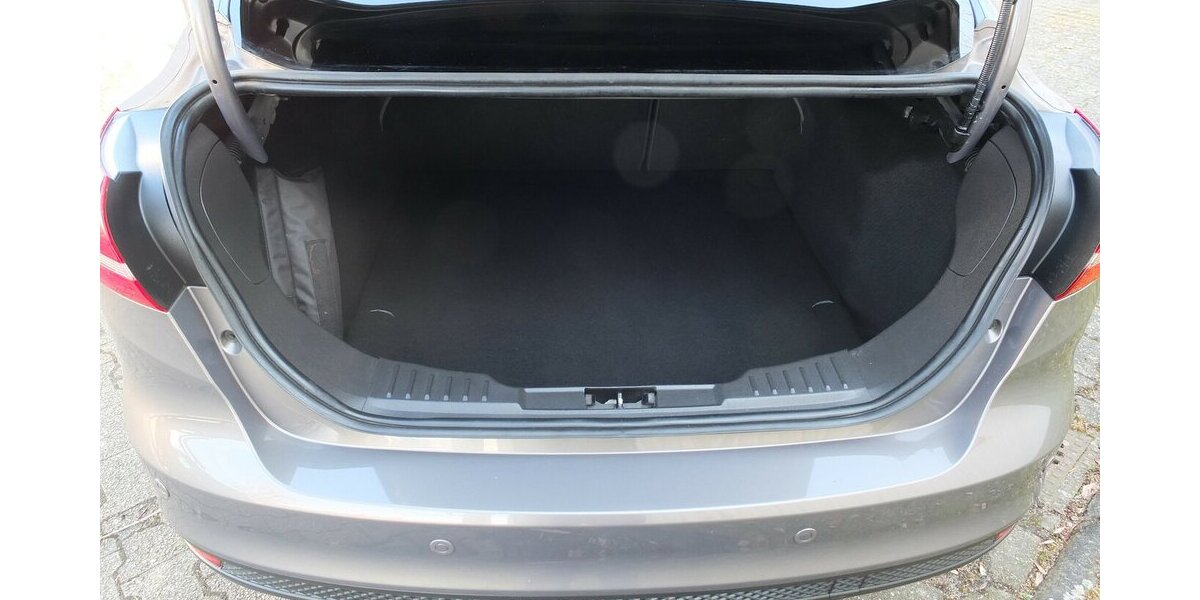 Ford Focus KLIMAUTOMATIK PARKPILOT 4-TÜRIG 118.919 km 6.998 &euro; Köln 50858